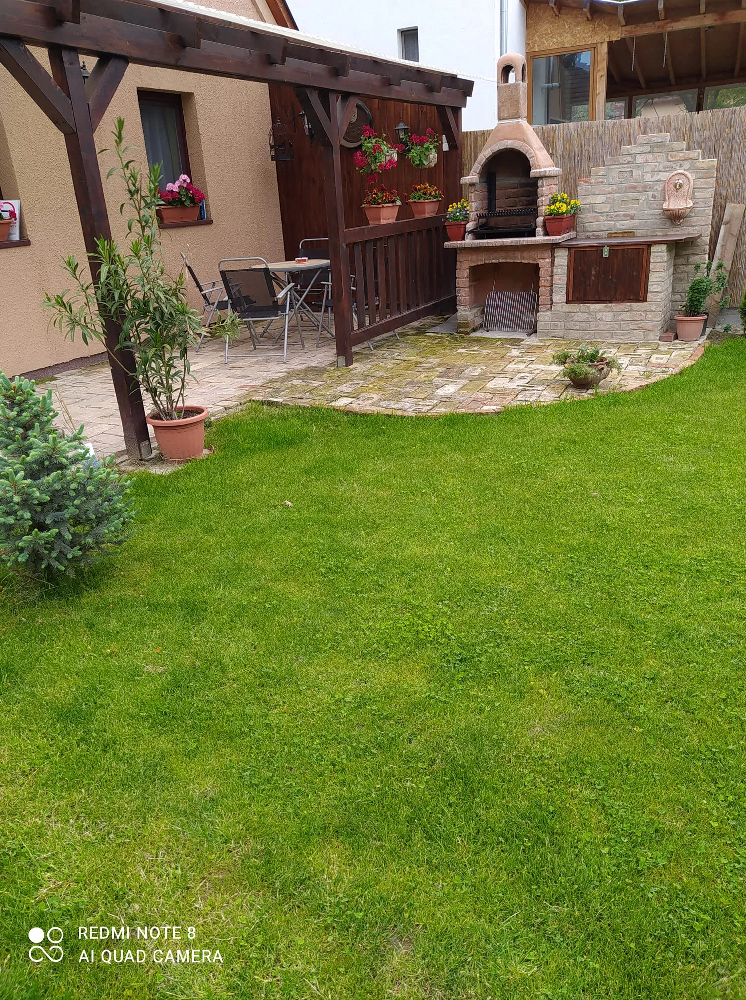 Kert — pergola, grillkemence, zöld gyep