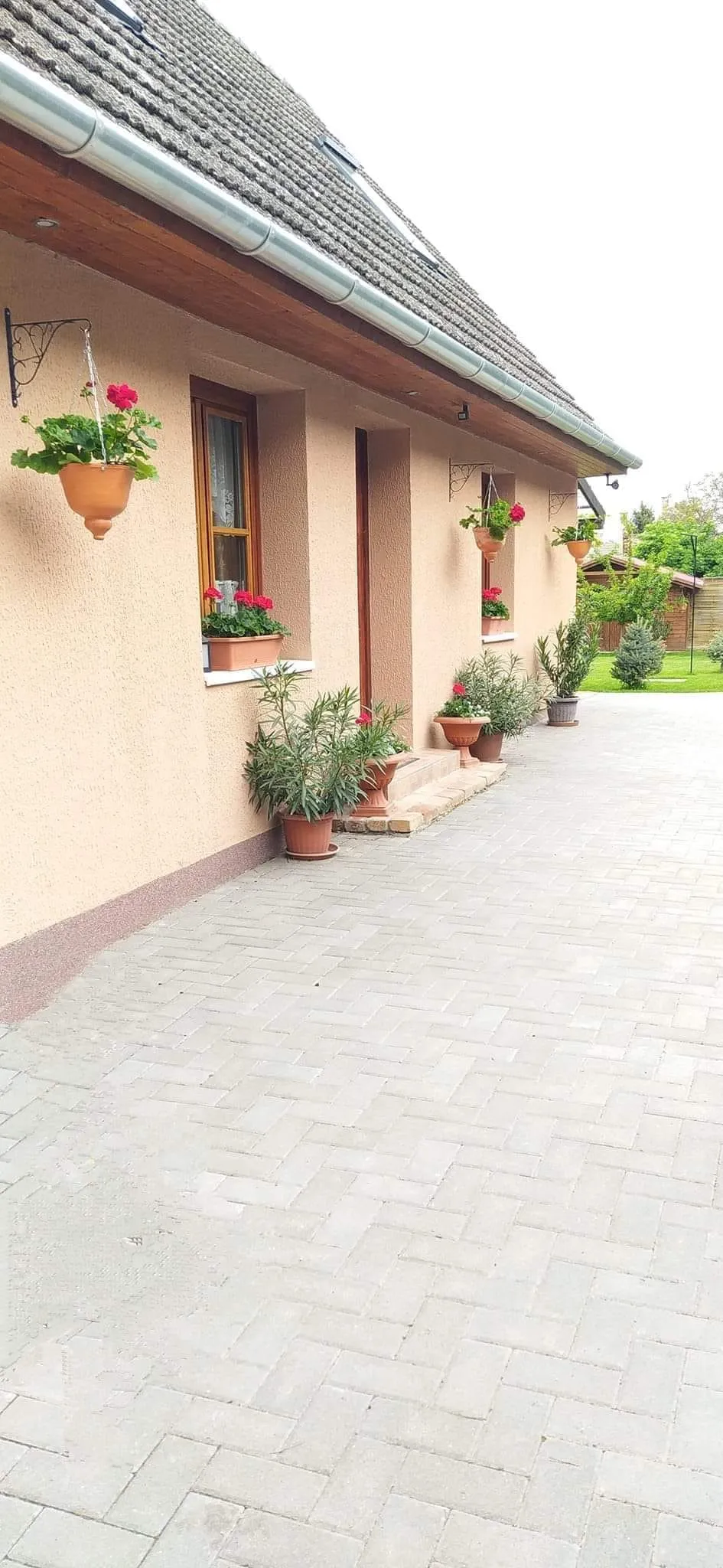Mözsi Apartman homlokzata — hosszú, gondosan karbantartott ház
