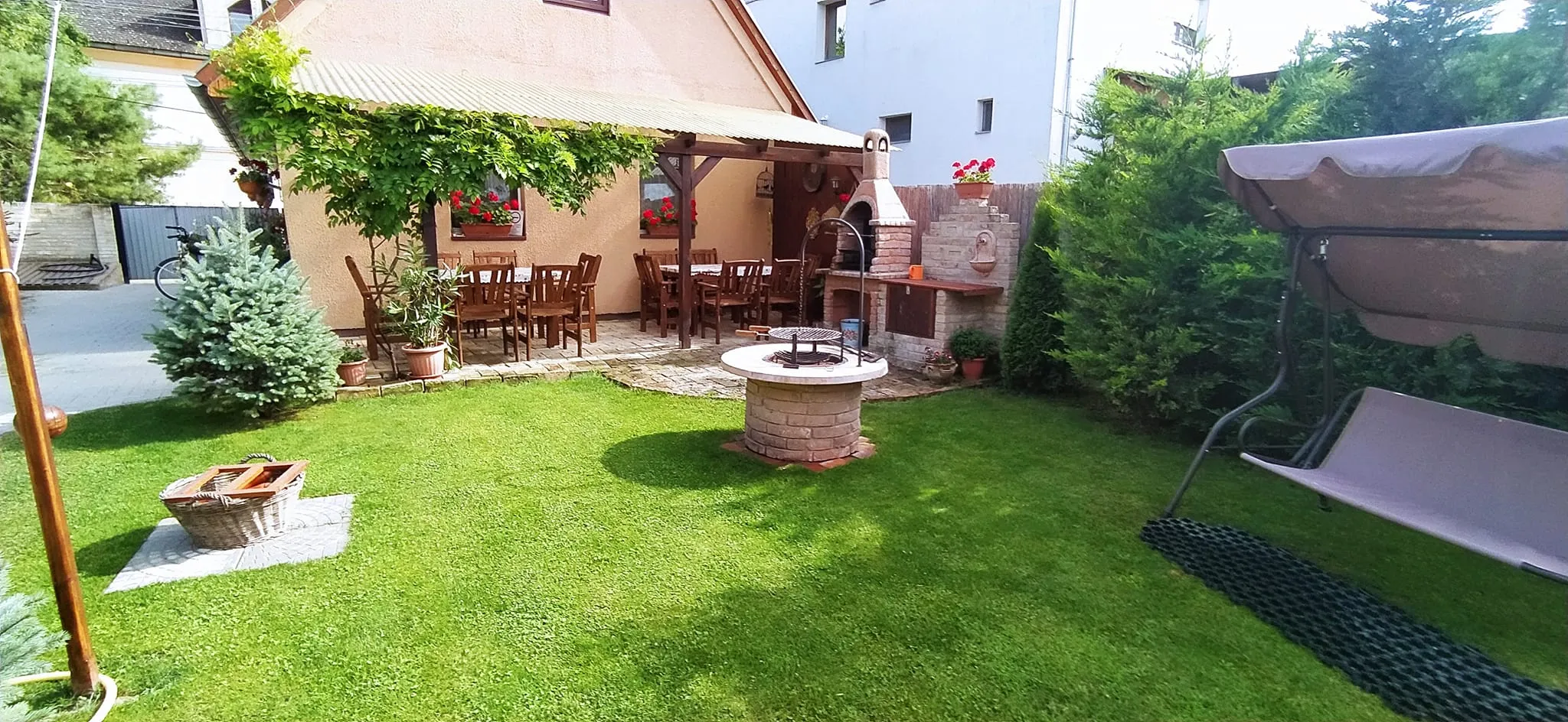 Mözsi Apartman kertje — gyep, kút, hinta, pergola