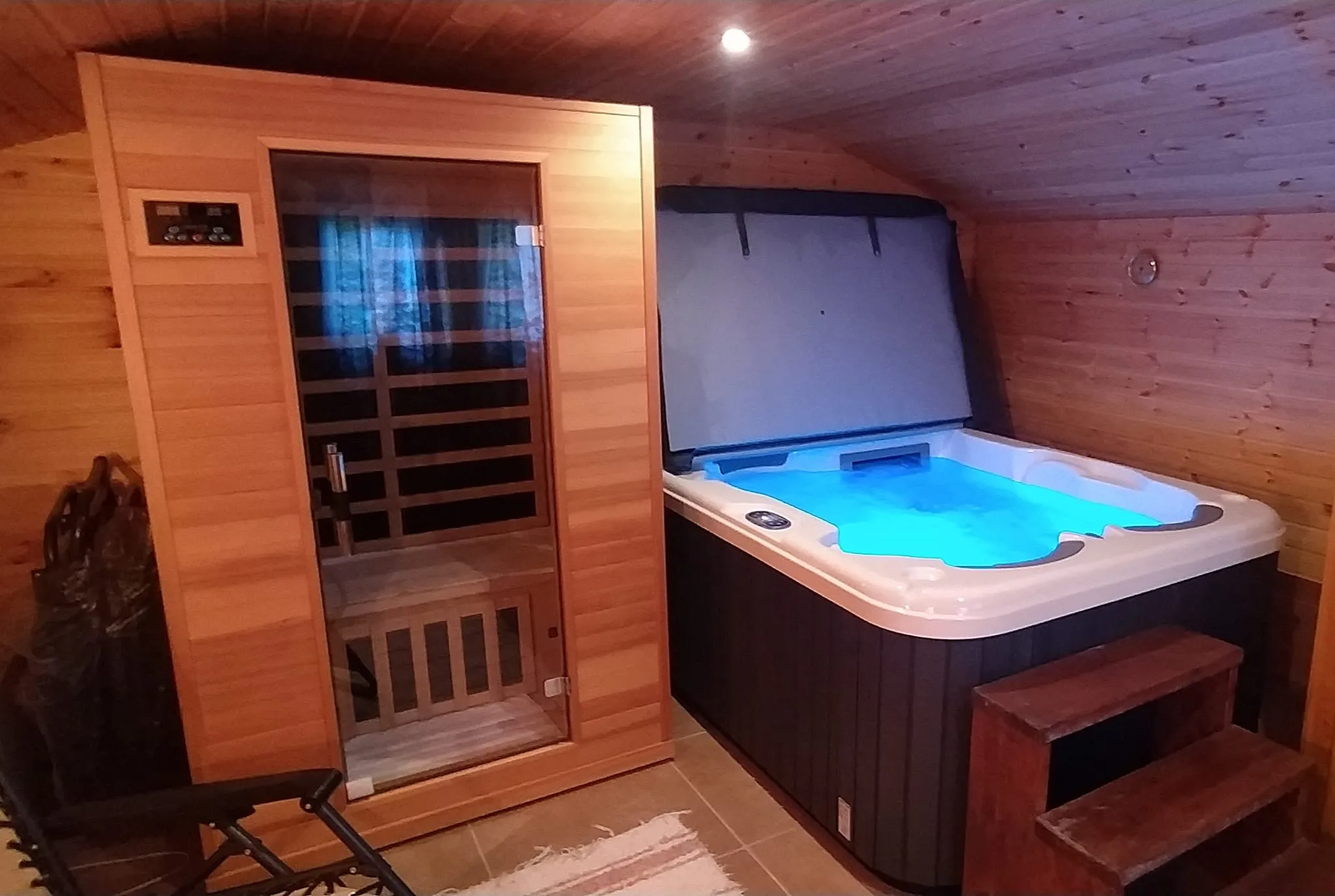 Jakuzzi kék LED fénnyel és szauna — Mözsi Apartman