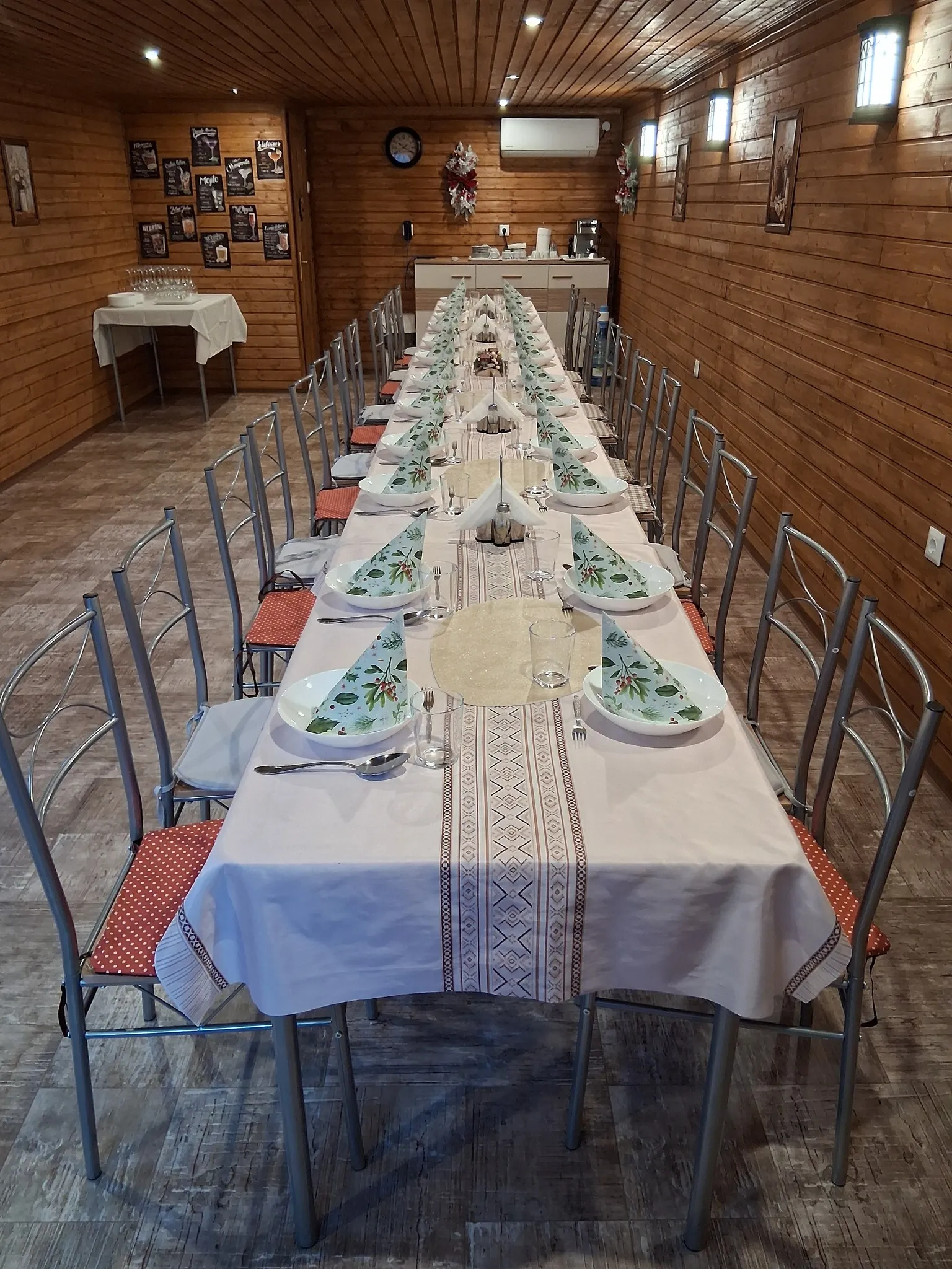 Mözsi Apartman — hangulat