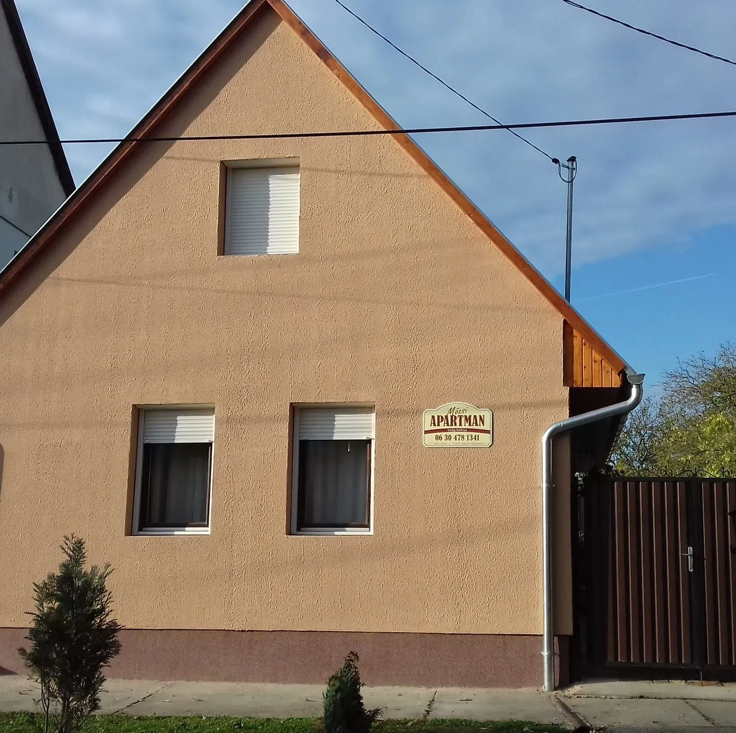Mözsi Apartman — összképe